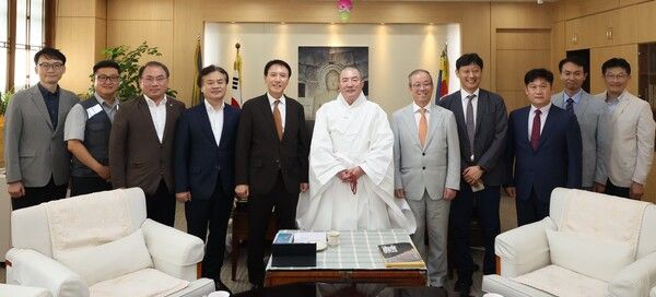 동부건설-동국대학교 간담회 모습. 윤진오 동부건설 대표(왼쪽 다섯번째), 돈관 동국대학교 이사장(왼쪽 여섯번째), 윤재웅 동국대학교 총장(왼쪽 일곱번째)
