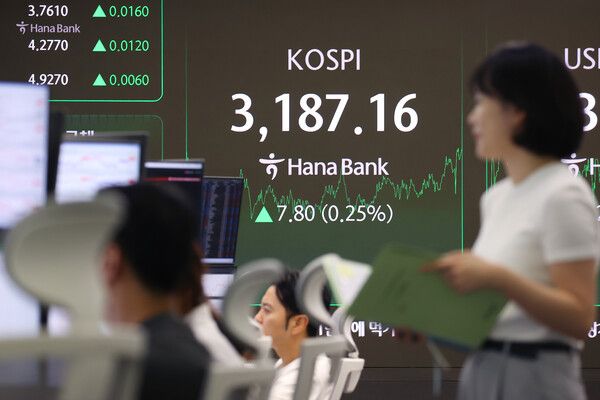 27일 서울 중구 하나은행 딜링룸 모습. [연합뉴스]