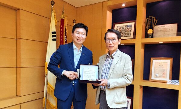 신창재 교보생명 대표이사 겸 이사회 의장(사진 오른쪽)과 유승민 대한체육회장이 지난 25일 서울 광화문 교보생명 본사에서 감사패 전달식을 마친 뒤 기념촬영을 하고 있다. [교보생명]