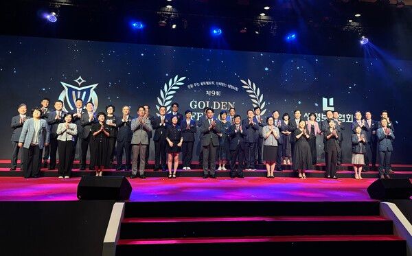 27일 생명보험협회가 개최한 제9회 골든펠로우(Golden Fellow) 인증식 참가자들이 기념사진을 촬영하고 있다. [생명보험협회]