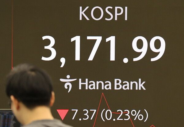 27일 서울 중구 하나은행 딜링룸 모습. [연합뉴스]