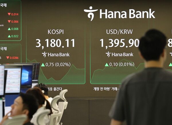 27일 서울 중구 하나은행 딜링룸 모습. [연합뉴스]