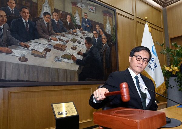 이창용 한국은행 총재가 28일 서울 중구 한국은행에서 열린 금융통화위원회에서 의사봉을 두드리고 있다. [연합뉴스]