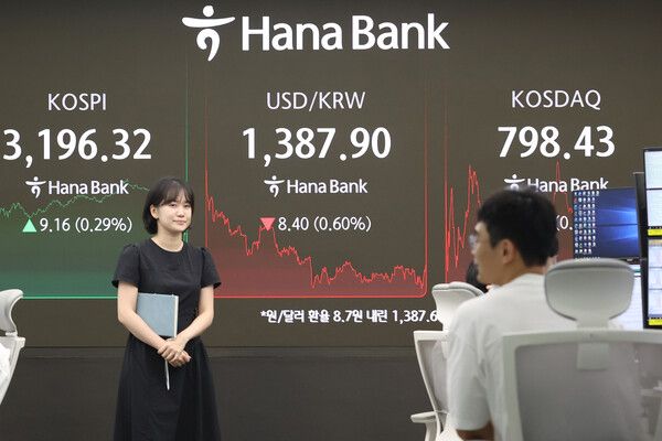 28일 서울 중구 하나은행 딜링룸 모습. [연합뉴스]