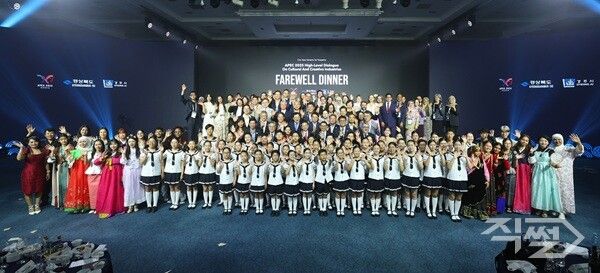 경북도와 경주시는 27일 ‘2025 APEC 문화산업고위급대화’ 대표단 환송 만찬을 개최했다 [경상북도]