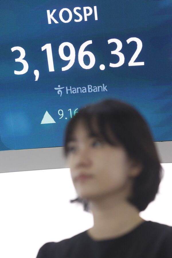 28일 서울 중구 하나은행 딜링룸 모습. [연합뉴스]