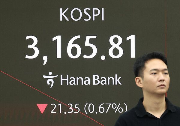 28일 서울 중구 하나은행 딜링룸 모습. [연합뉴스]