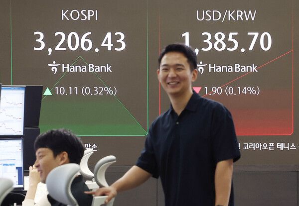 29일 서울 중구 하나은행 딜링룸 모습. [연합뉴스]