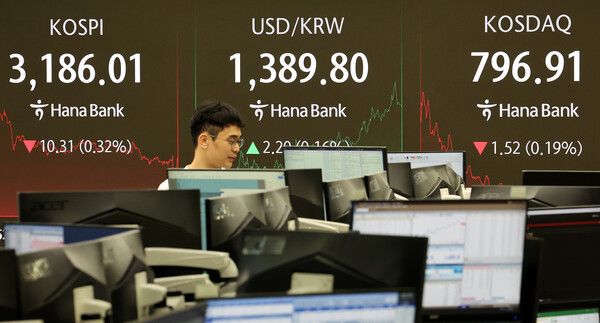 29일 서울 중구 하나은행 딜링룸 모습. [연합뉴스]