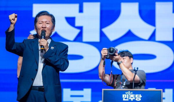 더불어민주당 정청래 대표가 29일 인천시 중구 파라다이스시티 컨벤션에서 열린 2025 정기국회 더불어민주당 의원단 워크숍에서 연설하며 구호를 외치고 있다.&nbsp;