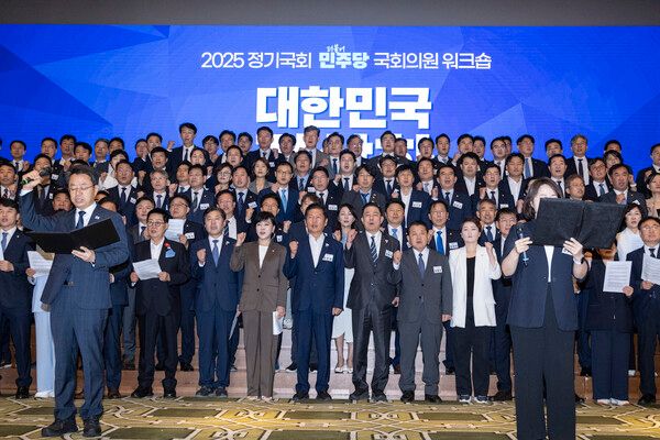 더불어민주당 정청래 대표와 김병기 원내대표를 비롯한 소속 의원들이 29일 인천시 중구 파라다이스시티 컨벤션에서 열린 2025 정기국회 더불어민주당 의원단 워크숍에서 논의해 확정한 결의문을 낭독한 뒤 구호를 제창하고 있다. [이하 연합뉴스]