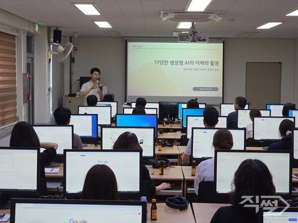 문경시‚ 지난 28일 시청 정보화교육장에서 직원들에게 디지털배움터 전문강사 지도로‘생성형 AI 활용 교육’을 실시 했다 [문경시청]