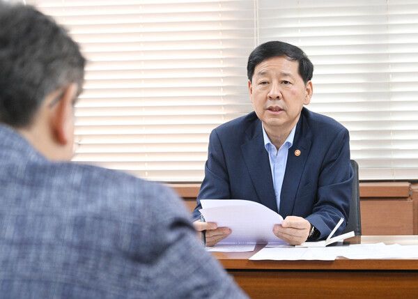 구윤철 부총리 겸 기획재정부 장관이 4일 서울 종로구 정부서울청사에서 서울청사와 세종청사간 화상으로 열린 기재부 확대간부회의를 주재하고 있다. [연합뉴스]