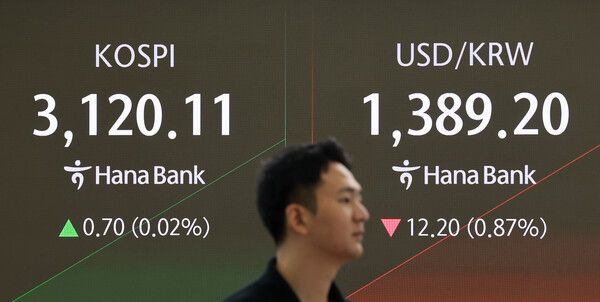 4일 서울 중구 하나은행 딜링룸 모습. [연합뉴스]