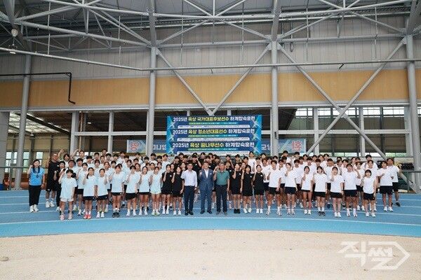 육상 국가대표후보선수단 전지훈련중 파이팅을 하고 있다[예천군청]