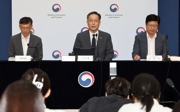 이형일 기획재정부 1차관이 지난달 29일 정부세종청사 민원동 브리핑실에서 2025 세제 개편안 상세 브리핑을 하고 있다. [연합뉴스]