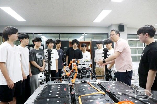 스마트e자동차과 교수가 학생들에게 전기자동차에 대해 설명하고 있다. [영남이공대학교]