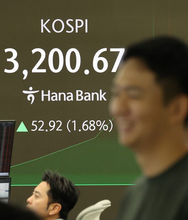 5일 서울 중구 하나은행 딜링룸 모습. [연합뉴스]