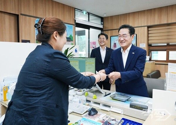 최기문 영천시장이 NH농협은행에서 ‘APEC 2025 KOREA’ 성공개최를 위한 예금에 가입하고 있다. [영천시]