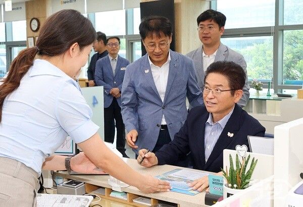 이철우 경북도지사가 농협의 2025 APEC 정상회의 성공개최를 위한 예금상품 1호로 가입하고 있다 [경북도청]