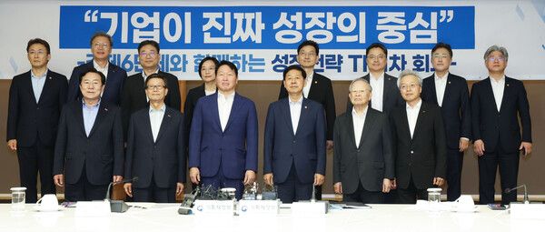 구윤철 부총리 겸 기획재정부 장관(앞 오른쪽 세번째)이 5일 서울 대한상공회의소에서 열린 경제6단체장과의 성장전략 TF 1차 회의에서 최태원 대한상공회의소 회장(앞 왼쪽 세번째)을 비롯한 내빈들과 기념촬영을 하고 있다. [연합뉴스]