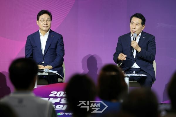 박완수 경남도지사(왼쪽)와 나동연 양산시장이 동부양산 시민과의 대화를 진행하고 있다.