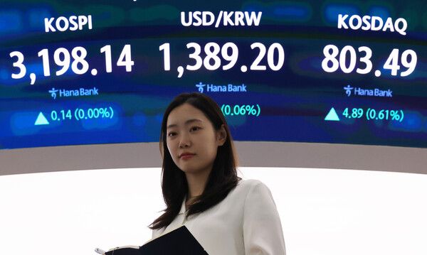 6일 서울 중구 하나은행 딜링룸 모습. [연합뉴스]