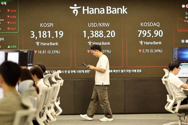 6일 서울 중구 하나은행 딜링룸 모습. [연합뉴스]