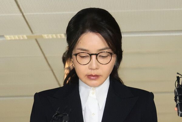 윤석열 전 대통령 부인 김건희 여사가 6일 서울 종로구 KT광화문빌딩 웨스트에 마련된 민중기 특별검사팀에서 피의자 신분으로 조사를 받고 귀가하고 있다. [연합뉴스]