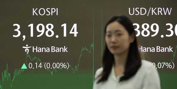 전날 서울 중구 하나은행 딜링룸 모습. [연합뉴스]