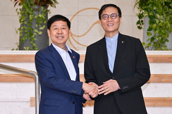 구윤철 경제부총리 겸 기획재정부 장관과 이창용 한국은행 총재가 7일 서울 중구 한국은행에서 악수를 하고 있다. [연합뉴스]