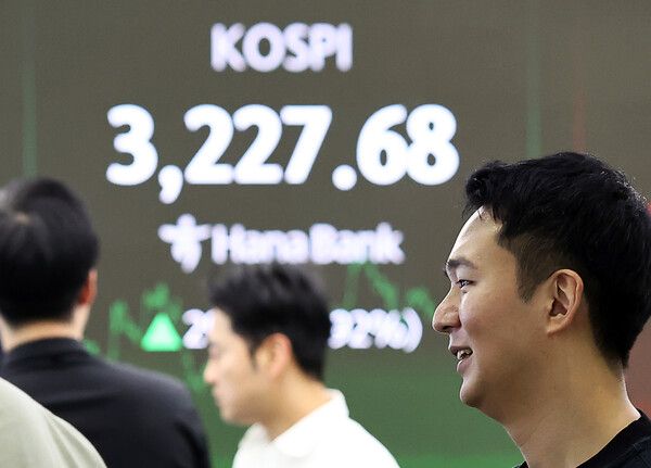 7일 서울 중구 하나은행 딜링룸 모습. [연합뉴스]