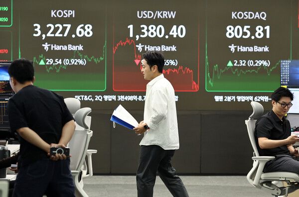 7일 서울 중구 하나은행 딜링룸 모습. [연합뉴스]