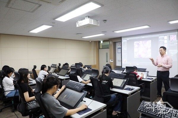 웹툰과 박재윤 교수가 디지털 드로잉에 대해 강의하고 있다. [영남이공대학교]