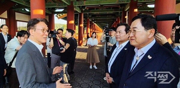 김민석 국무총리(왼쪽)는 지난 29일 오후 경주 현장을 방문해 김학홍 경북도 행정부지사, 주낙영 경주시장과 준비 상황에 대해 이야기를 나누고 있다 [경북도청]