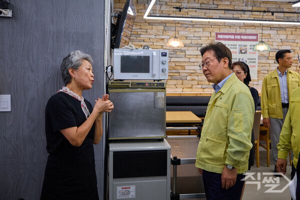 이재명 대통령이 지난달 30일 강원 강릉시 경포대 인근 식당을 방문해 가뭄으로 인한 상인들의 피해 상황을 청취하고 있다. [대통령실]