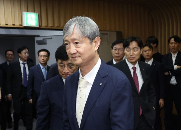 이찬진 금융감독원장이 1일 종로구 생명보험교육문화센터에서 열린 보험회사 CEO 간담회에서 참석자들과 함께 입장하고 있다. [연합뉴스]