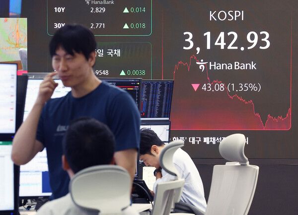 1일 서울 중구 하나은행 딜링룸 모습. [연합뉴스]