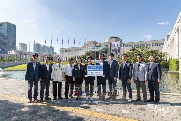 HDC현대산업개발은 광복절을 맞아 용산 전쟁기념관에서 기탁식을 열고 용산구 관내 보훈유공자들에 생활용품을 지원하고 기념사진을 촬영했다. [HDC현대산업개발]