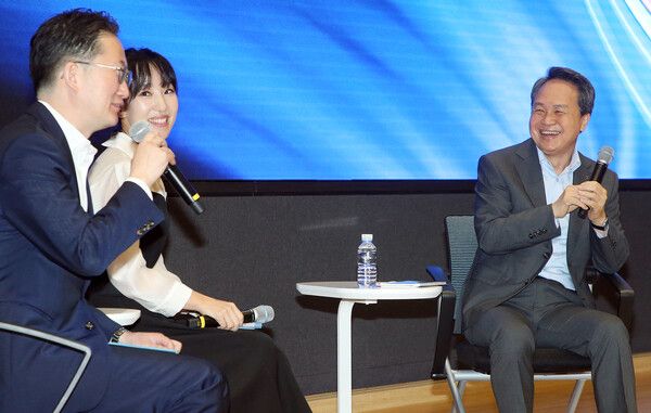 신한금융지주회사는 1일 오전 서울 중구에 위치한 신한금융 본사에서 창립 24주년 기념 행사를 진행했다고 밝혔다. 본 행사에 앞서 진행된 후원식에서 (사진 왼쪽부터)이수현 구리종합사회복지관 팀장, 진옥동 신한금융그룹 회장, 후원 청년 김다니엘씨, 우종완 구로경찰서 여성청소년계 경사가 기념촬영을 하고 있다. [신한금융그룹]