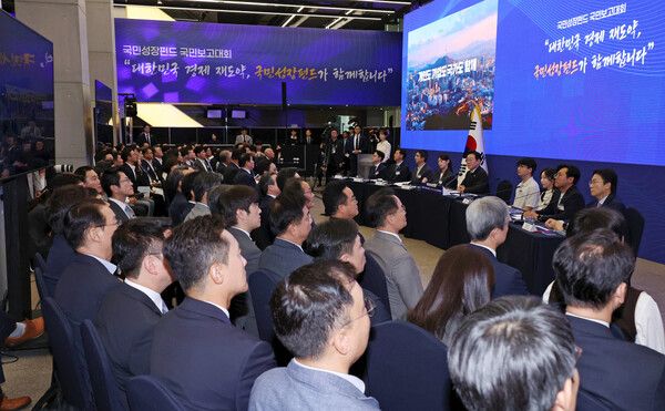 이재명 대통령이 10일 서울 마포구 프론트원에서 열린 에서 소개영상을 시청하고 있다. [연합뉴스]