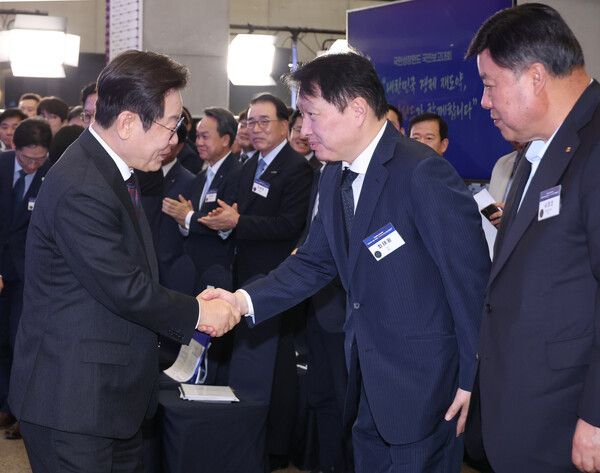 이재명 대통령이 10일 서울 마포구 프론트원에서 열린 국민성장펀드 보고대회에서 최태원 대한상공회의소 회장 겸 SK그룹 회장과 인사하고 있다.