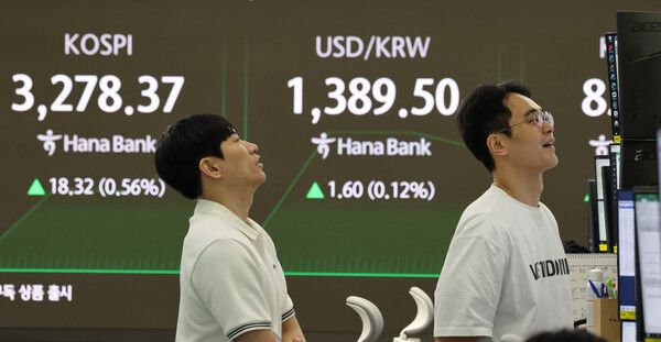 10일 서울 중구 하나은행 딜링룸 모습. [연합뉴스]