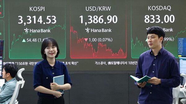 10일 서울 중구 하나은행 딜링룸 모습. [연합뉴스]