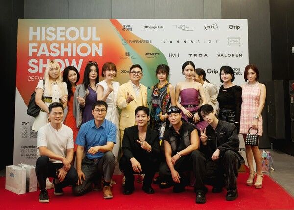 지난 4~5일 서울 동대문 디자인 플라자(DDP)에서 열린 HISEOUL 패션쇼에 윤종규 디자이너의 브랜드 ‘john&3.21’가 참여한 가운데, (사)한국인플루언서콘텐츠협회 소속 임원진과 인플루언서들이 참석했다. [한국인플루언서콘텐츠협회][