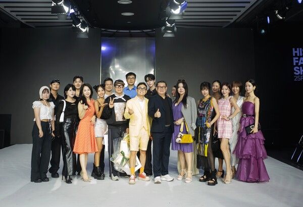 지난 4~5일 서울 동대문 디자인 플라자(DDP)에서 열린 HISEOUL 패션쇼에 윤종규 디자이너의 브랜드 ‘john&3.21’가 참여한 가운데, (사)한국인플루언서콘텐츠협회 소속 임원진과 인플루언서들이 참석했다. [한국인플루언서콘텐츠협회]