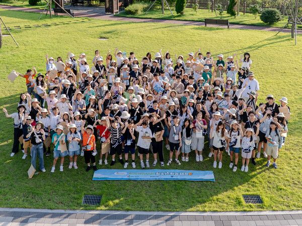 지난 5~7일까지 충남 태안에서 열린 '2025 환경책임보험 청소년 환경캠프'에서 참가자들이 기념촬영을 하고 있다. [DB손해보험]