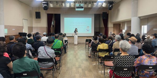 BNK경남은행 금융소비자보호부 소속 전문 강사가 마산합포노인종합복지관 60~85세 어르신들께 금융교육을 하고 있다. [BNK경남은행]