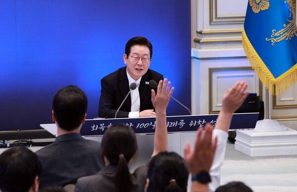 이재명&nbsp;대통령이 11일 청와대 영빈관에서 열린 취임 100일 기자회견 '회복을 위한 100일, 미래를 위한 성장'에서 질문을 받고 있다. 2025.9.11 [대통령실통신사진기자단]