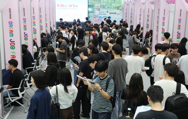 10일 오후 부산 남구 국립부경대에서 열린 취업박람회 'PKNU 드림 잡 페어'에서 취업 준비생들이 기업인사 담당자들과 채용 상담하고 있다. [연합뉴스]